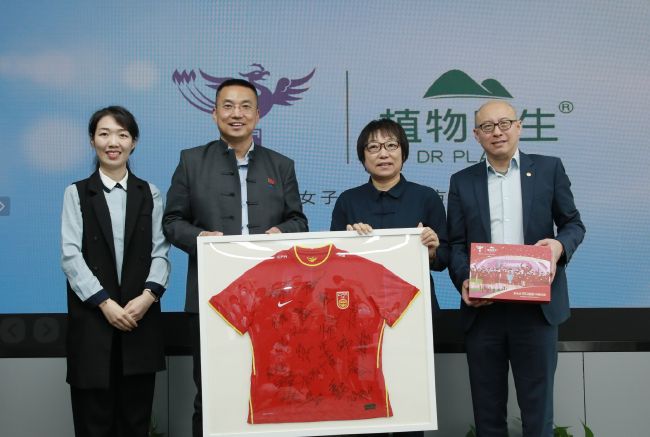 北京超前观影场反响热烈 制片人分享幕后故事北京大学第一医院呼吸和危重症医学科马靖主任，称影片的专业场景还原和氛围重现令自己情不自禁代入，;每一个场景，尤其是抢救和做决策的场景，都会让我想如果是我该怎么办
